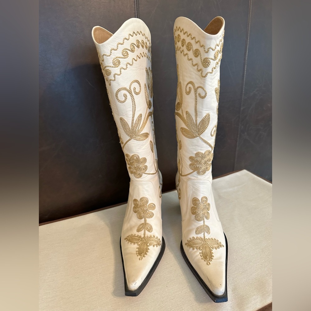 Western But Elegant BOOT, like NEW